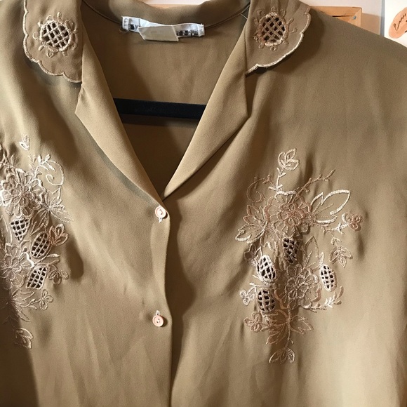 Vintage Blouse with Unique Embroidery - Picture 2 of 4